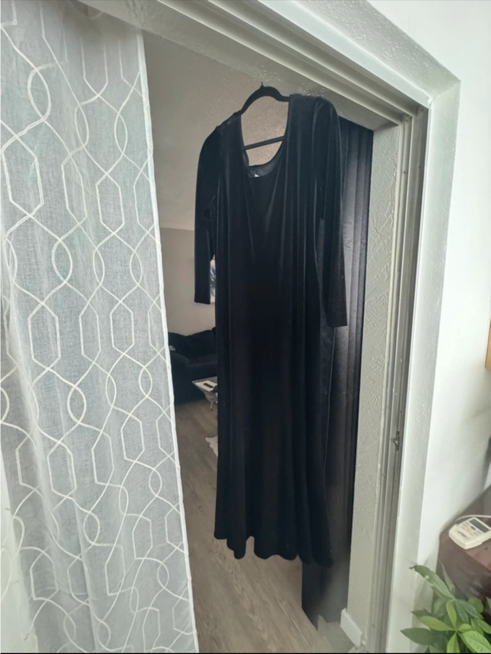 Elegant Black Velvet Long Sleeve Dress - Classic Evening Wear